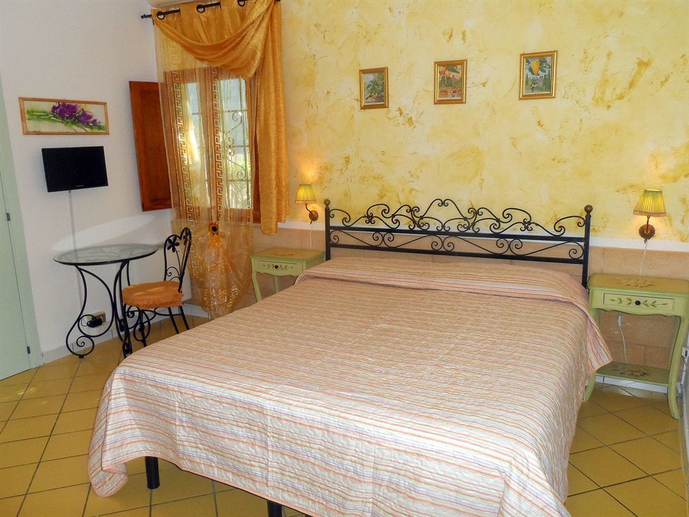 Santa Venardia Couette-café